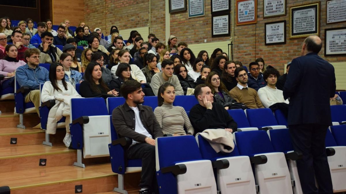 Acto de recepción de estudiantes extranjeros en la Facultad de Filología, presidido por el rector.