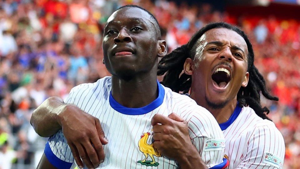Kolo Muani celebra junto a Jules Koundé el gol de la victoria gala.