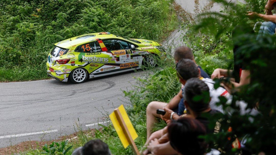 Uno de los participantes en la anterior edición del Rally Rías Baixas toma una curva ante la atenta mirada de los espectadores. Jorge Santomé