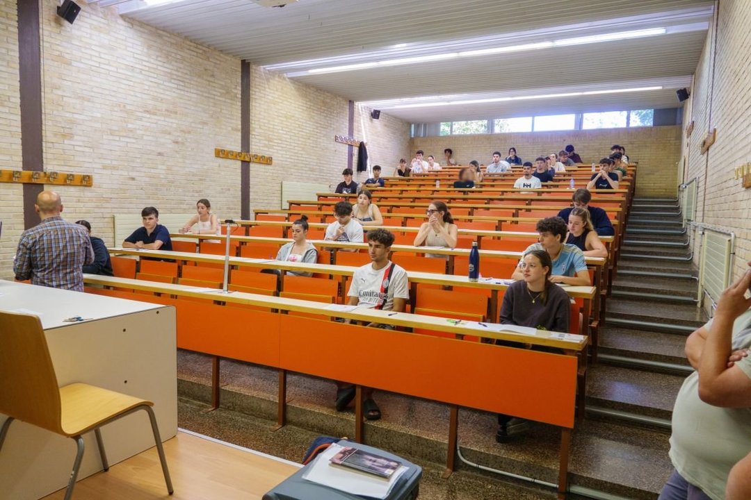Alumnos realizando la ABAU extraordinaria en la Facultad de Filología y Traducción ayer.