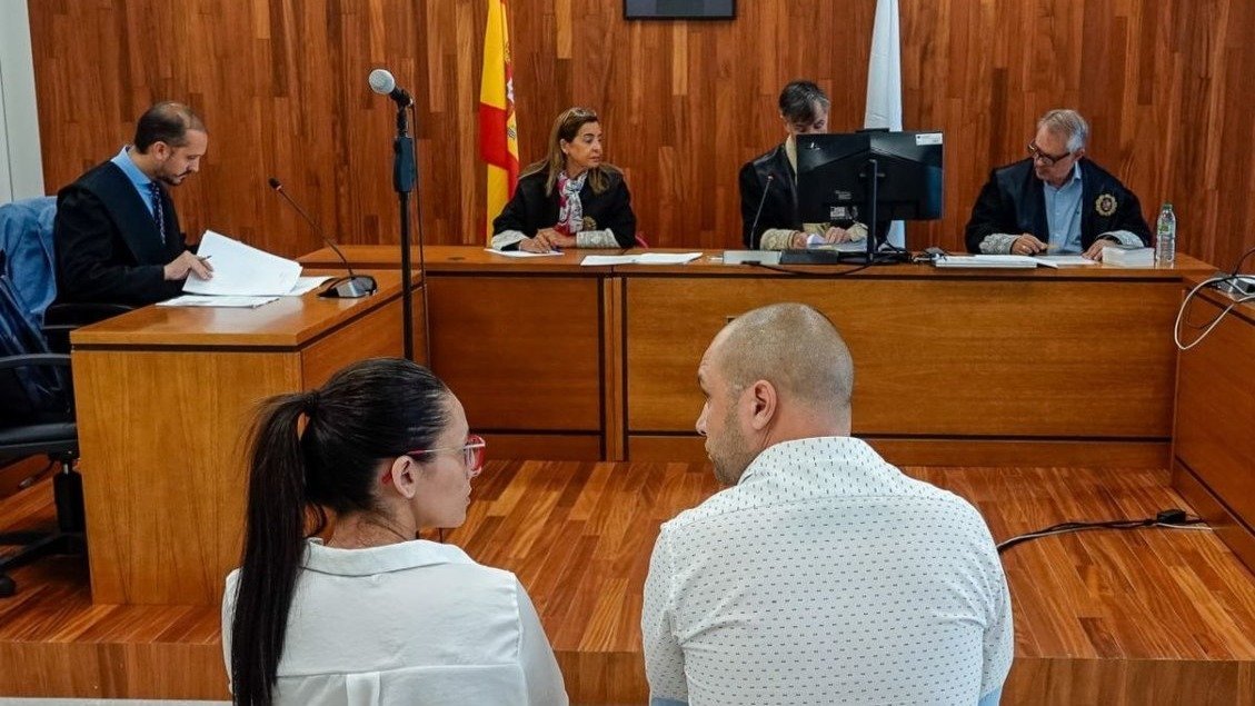 La pareja de acusados, ayer durante la primera sesión del juicio en la Audiencia en Vigo.