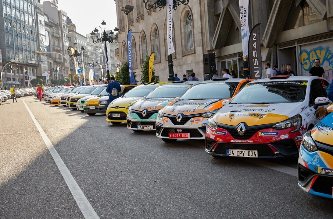 Coches estacionados en Policarpo Sanz en la anterior edición del Rally Rías Baixas.