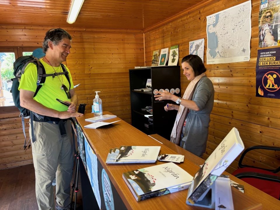 Imagen de uno de los peregrinos siendo atendido en la Oficina de Turismo da Ramallosa.
