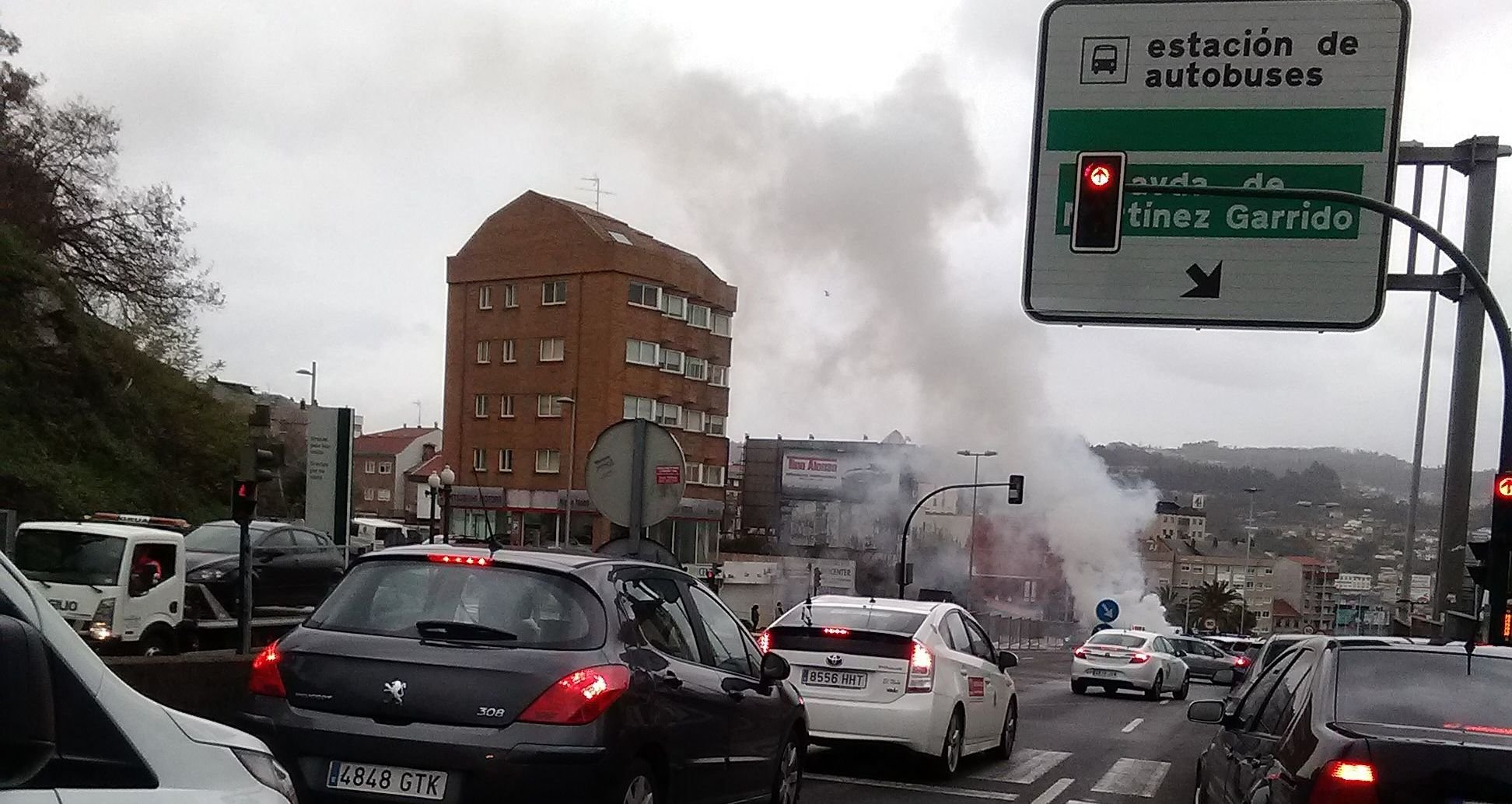 Incendio en un coche en la Avenida de Madrid - Vigo ...