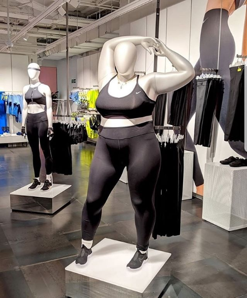 Flor de la ciudad Fuera de Saliente Nike" revoluciona el mercado de la moda deportiva incluyendo maniquíes de  talla grande